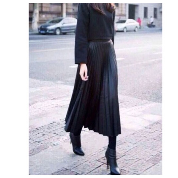 ✨LAST1✨MADE IN ITALY✨ Gorgeous Pleated Black skirt - Picture 2 of 5